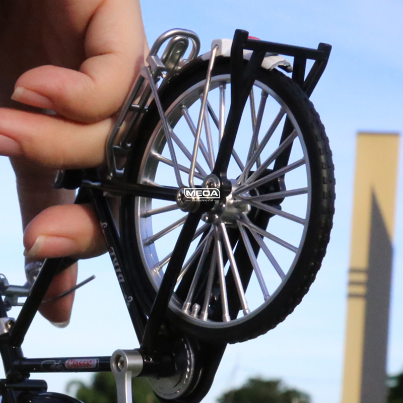 Picture Of Mountain Biking - Mini mountain bike in lega pressofusa